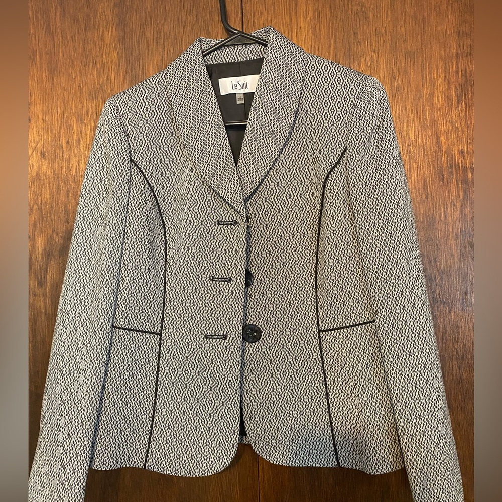 2 piece black and white designed Le suit buissness casual blazer and skirt combo